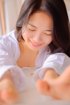 校长把校花摁在办公桌上小说